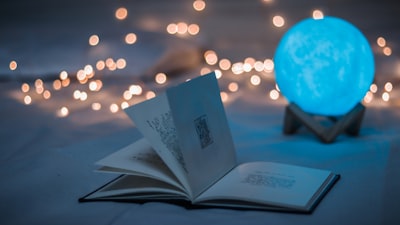 古装仙侠剧《剑来》海报，主演身着白衣持剑立于山巅